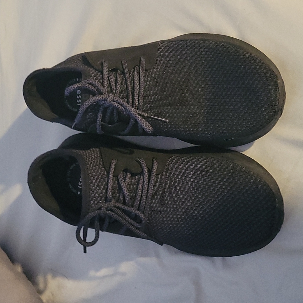 Vessi shoes size 8 in women's.